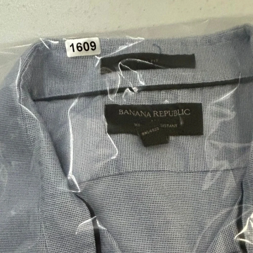 Banana Republic Wrinkle Resistant Long Sleeve Button‎ Down Shirt Light Blue L